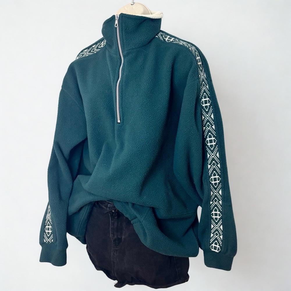 Green Pullover Fleece With Patterned Sleeves - image 4